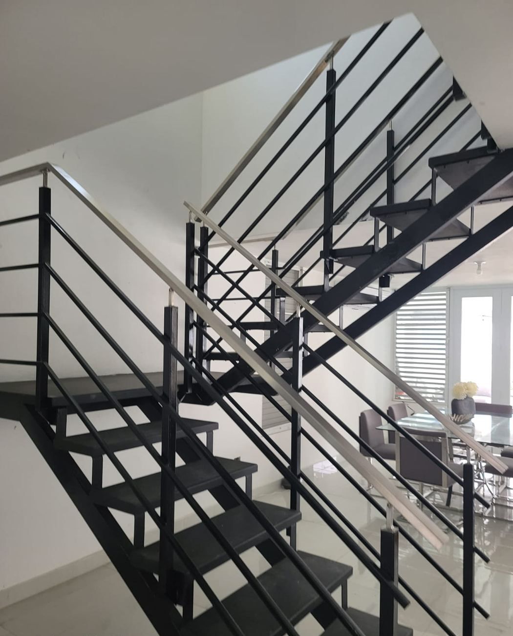 Baranda moderna de hierro en escalera interior