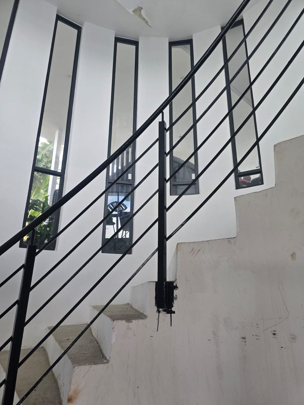 Baranda de hierro negra en escalera