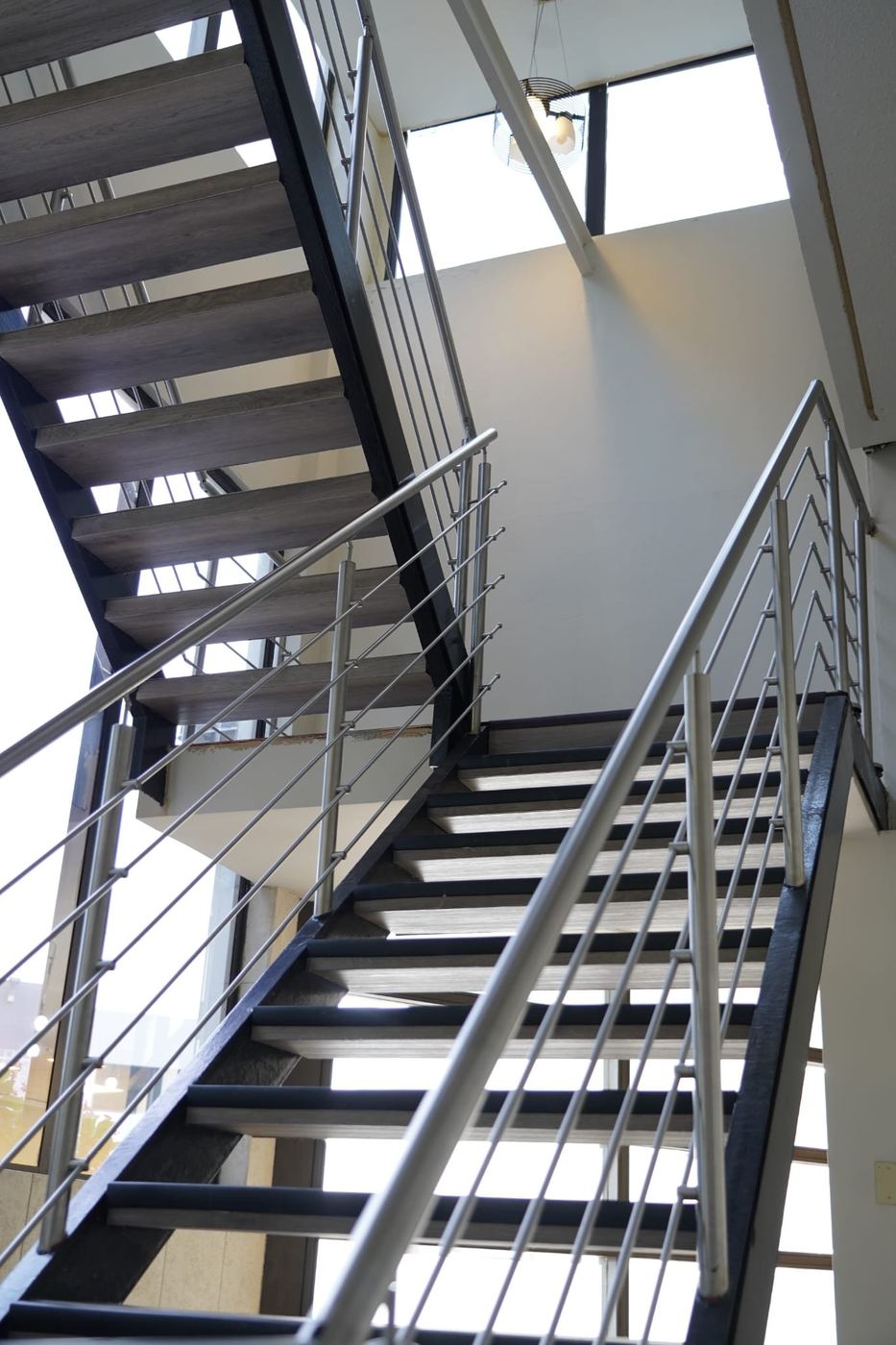 Escalera de acero con baranda de stainless