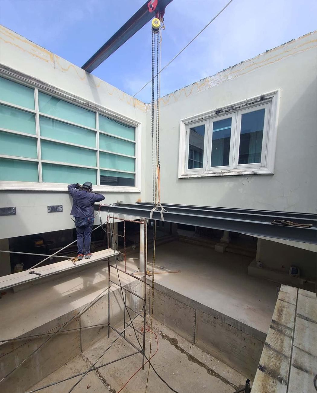 Estructura de acero galvanizado instalada en edificio comercial