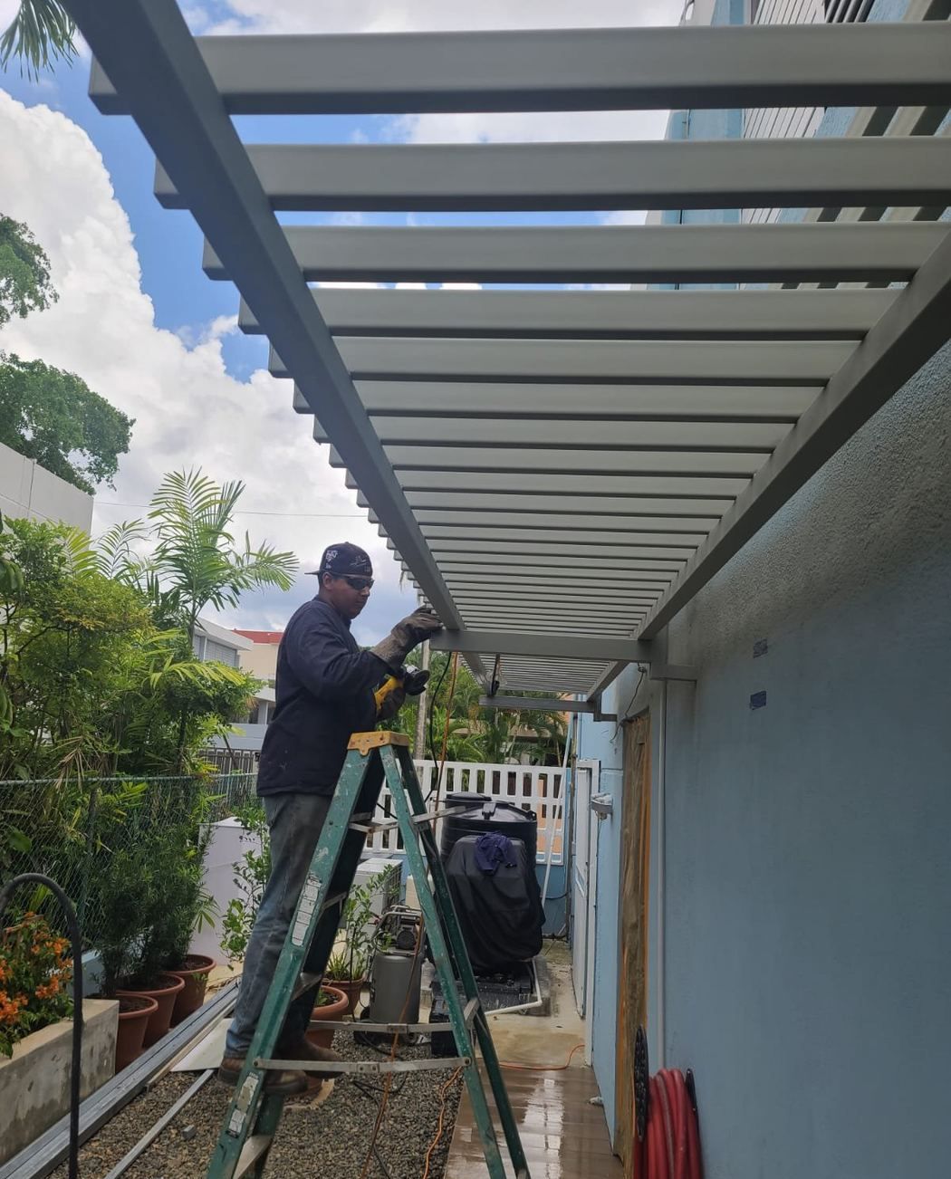 Pérgola de acero con listones sobre terraza