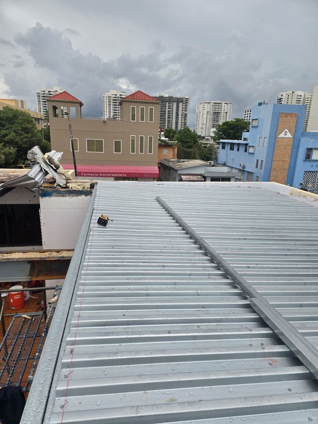 Techo de galvalume sobre edificio