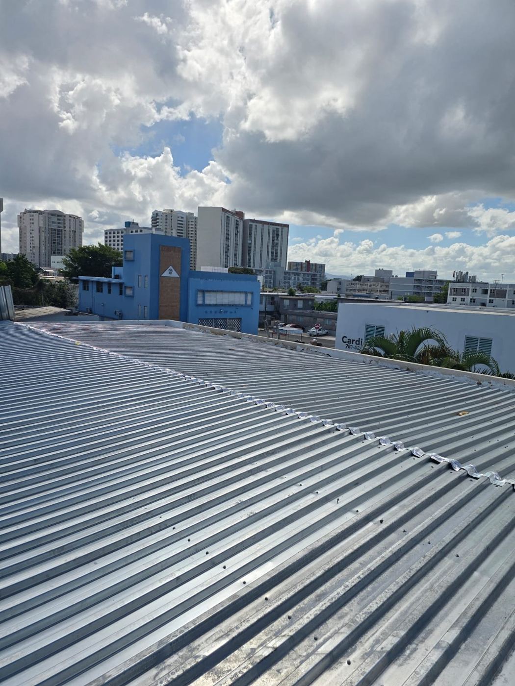 Techo de galvalume instalado sobre edificio comercial en Puerto Rico