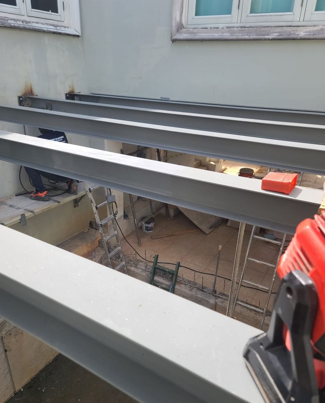 Viga de acero izada en obra comercial
